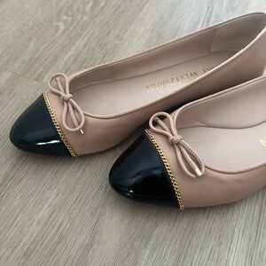 Stuart Weitzman Gabby Chain-Trimmed Leather Ballet Flats (Adobe Black/Tan)